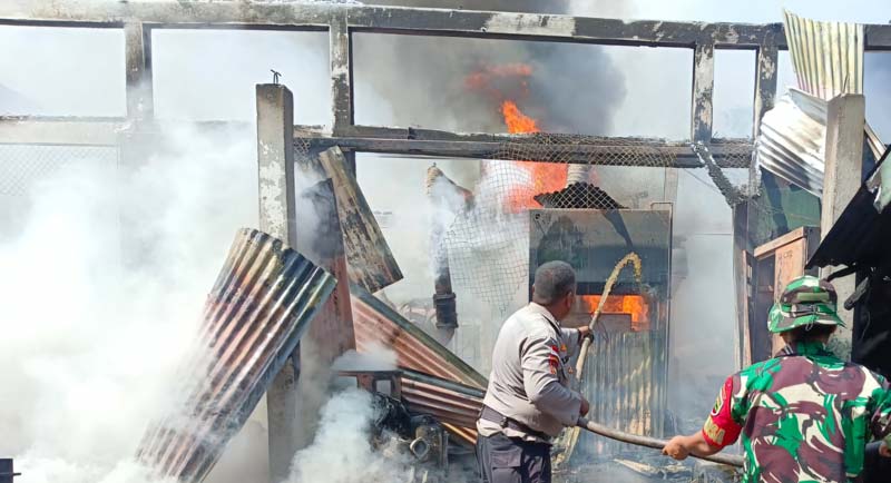 Petugas gabungan melakukan pemadaman api yang membakar ruang mesin Pembangkit Listrik Tenaga Diesel (PLTD) di Desa Lemang, Kecamatan Rangsang Barat.