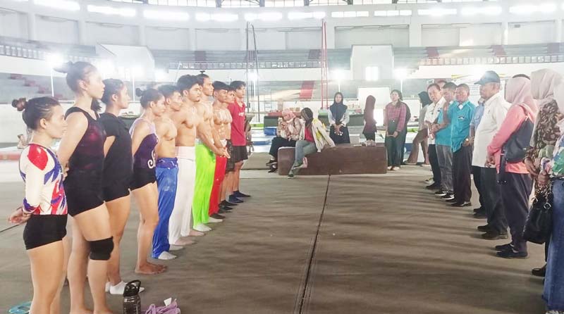 Ketua KONI Riau Iskandar Hoesin memberi arahan dan motivasi kepada atlet senam Riau untuk PON Aceh-Sumut yang berlatih di Hall Senam Sport Center Rumbai, Pekanbaru.