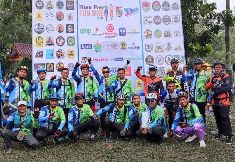 Komunitas Go-soc Perawang foto bersama saat mengikuti gowes yang ditaja Riau Pos, beberapa waktu lalu.