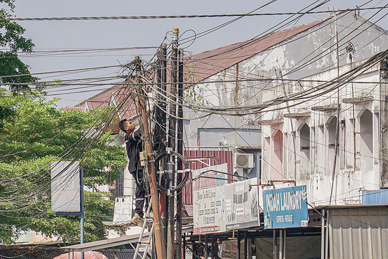 Pekerja memasang&nbsp;kabel&nbsp;jaringan telekomunikasi di Jalan Cipta Karya, Kecamatan Tuah Madani, Selasa (23/7/2024). Keberadaan&nbsp;kabel jaringan&nbsp;sering dikeluhkan masyarakat, karena semrawut dan memb