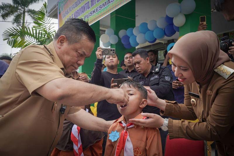 Pj Gubri SF Hariyanto bersama Bupati Inhu Rezita Meylani Yopi saat pencanangan Pekan Imunisasi Nasional (PIN) Polio di  Rengat, Inhu, Selasa (23/7/2024).