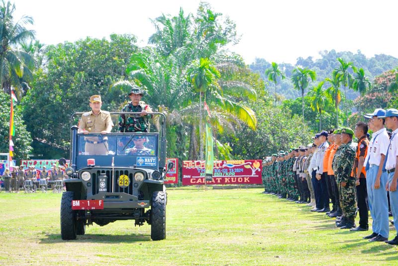 Penjabat Bupati Kampar H Hambali SE MBA MH memeriksa pasukan saat upacara&nbsp; pembukaan TMMD ke-121 Kodim 0313/KPR di lapangan sepakbola Gelora 45 Desa Gema,
