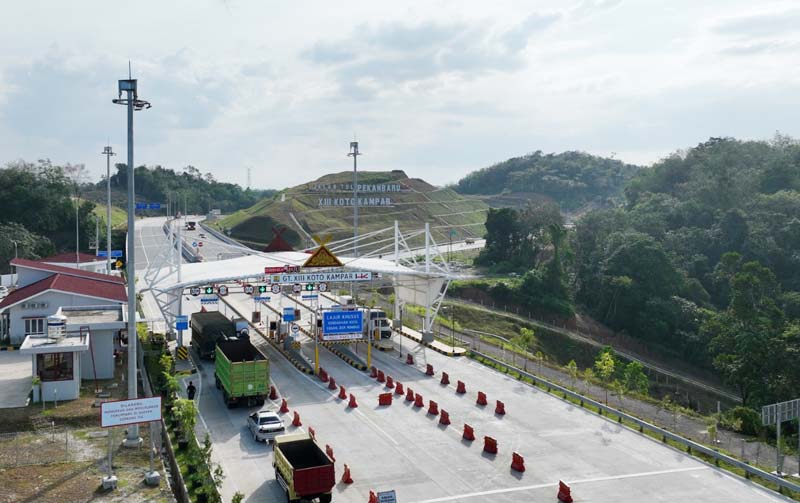 Sejumlah kendaraan keluar Gerbang Tol Tanjung Alai XIII Koto Kampar, baru-baru ini.