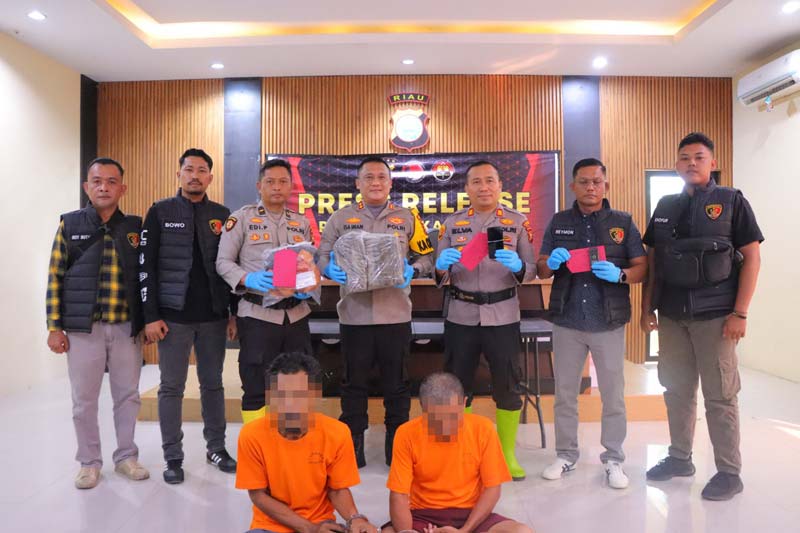 Kapolres Rohil AKBP Isa Imam Syahroni SIK MH perlihatkan tersangka tindak pidana narkoba dan barang bukti ganja kering.