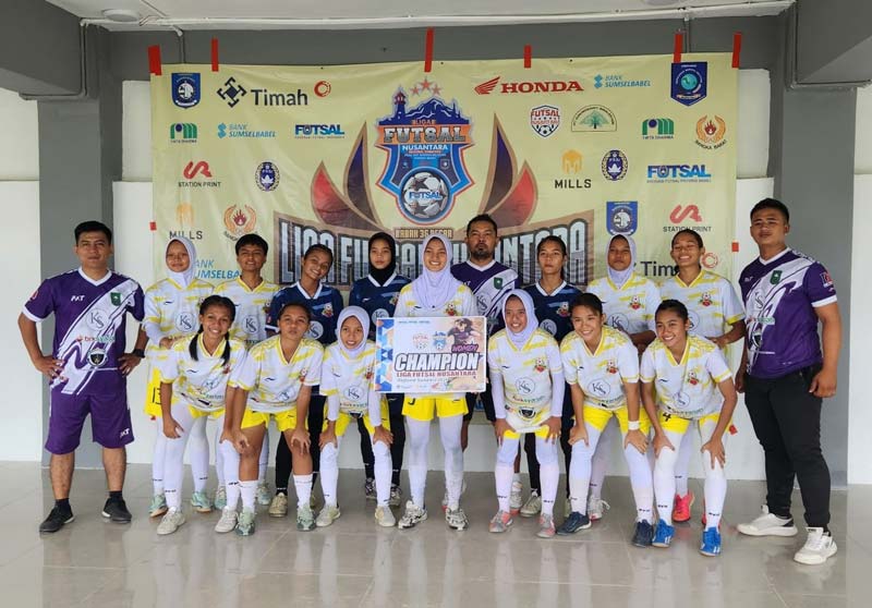 Pemain dan tim pelatih KS Futsal melakukan foto bersama usai penyerahan hadiah juara Liga Nusantara Zona Sumatera 2024 di Sporthall Sejiran Setason.