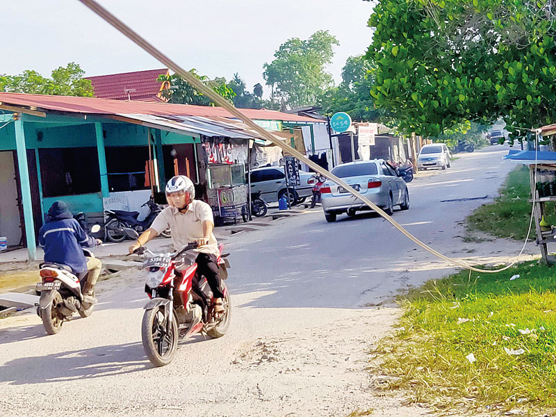 Kondisi kabel telekomunikasi masih ditemukan menjuntai di Jalan Kutilang Sakti, Kecamatan Binawidya, Rabu (24/7/2024). Kondisi ini bisa membahayakan keselamatan peng