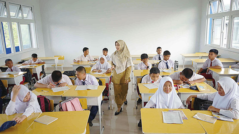 Peserta didik mengikuti proses belajar mengajar dalam  kelas di SMP Negeri 50 Pekanbaru, Senin (22/7/2024).