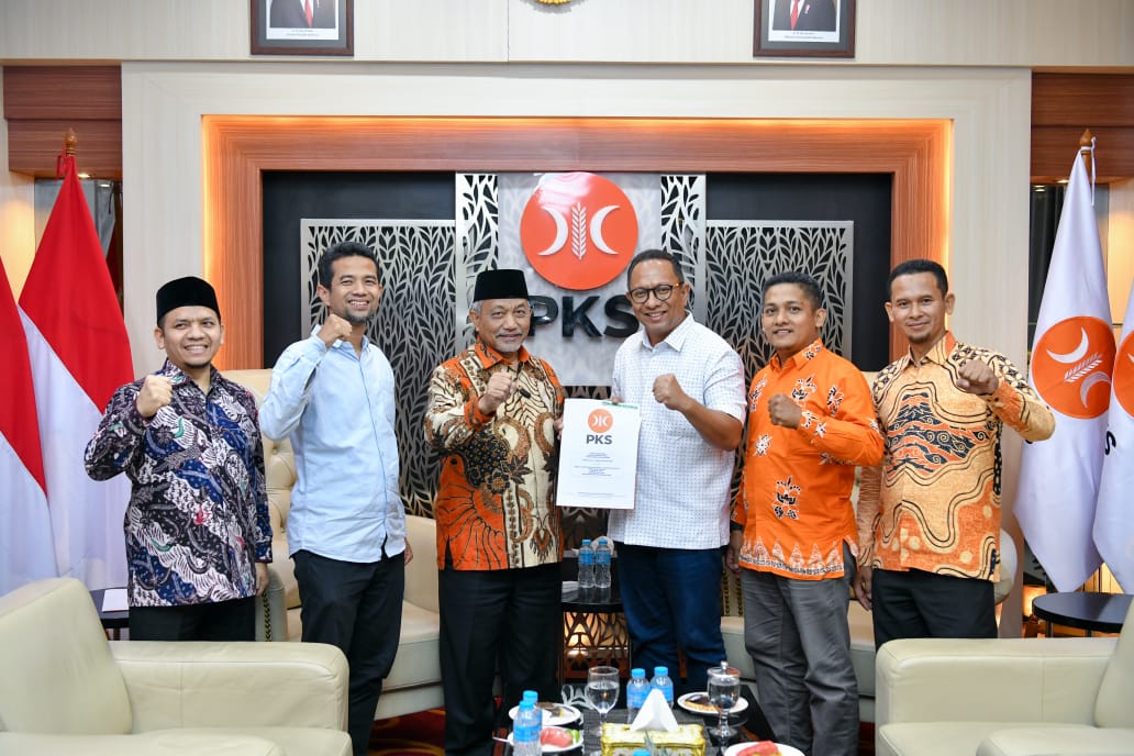 Ketua DPP PKS Ahmad Syaikhu menyerahkan SK dukungan kepada Yuyun Hidayat dan Edwin Pratama pada Pilkada serentak 2024 di kantor DPP PKS Pusat Jakarta, Rabu (24/7/2024).