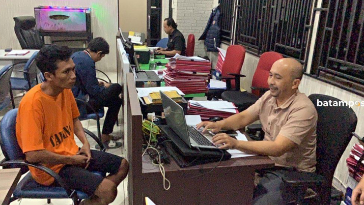 Taufik Setiawan, pencuri uang dari ATM saat diperiksa penyidik Polresta Barelang.