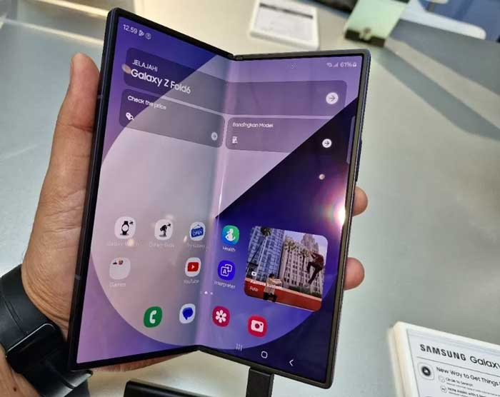 Smartphone lipat Samsung Galaxy Z Fold6.