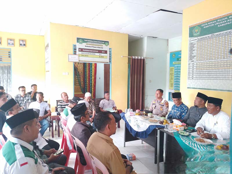 MUI dan sejumlah pihak menggelar pertemuan dengan pemimpin pengajian yang diduga sesat HA di Kantor Urusan Agama Kecamatan Rangsang Barat, Kepulauan Meranti.