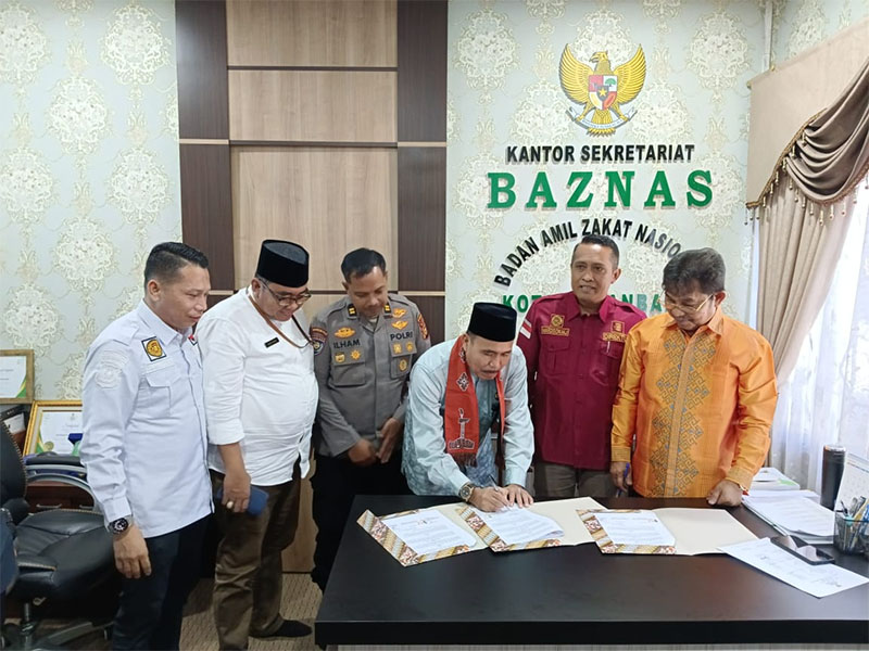 Pihak Baznas, Kemenag Pekanbaru dan jajaran dari Polda Riau saat menandatangani perjanjian kerja sama untuk memberikan pendidikan dasar bagi tenaga satuan pengamanan.