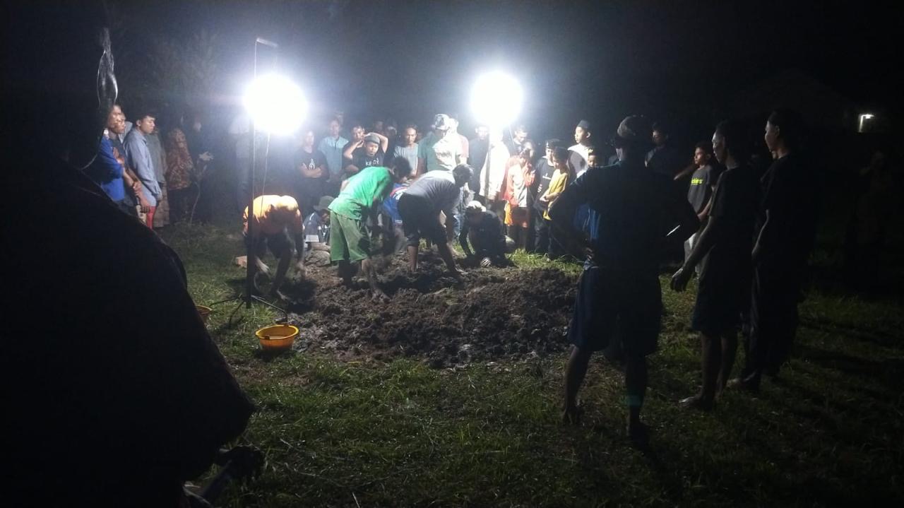 Pemakaman pelajar SMPN 2 Siak, Destri Amelia yang akrab disapa Meli (14) yang tewas ditangak coltdiesel di TPU Kwalian Kelurahan Kampung Rempak, Kecamatan Siak, Kabupaten Siak, Jumat (26/7/2024).