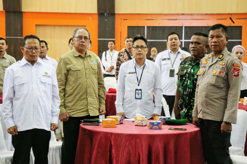 Asisten III Setdakab Inhil H Fajar Husei (tengah) dalam focus group discussion (FGD) dengan mengangkat tema Strategi Rehabilitasi Mangrove Kabupaten Inhil.