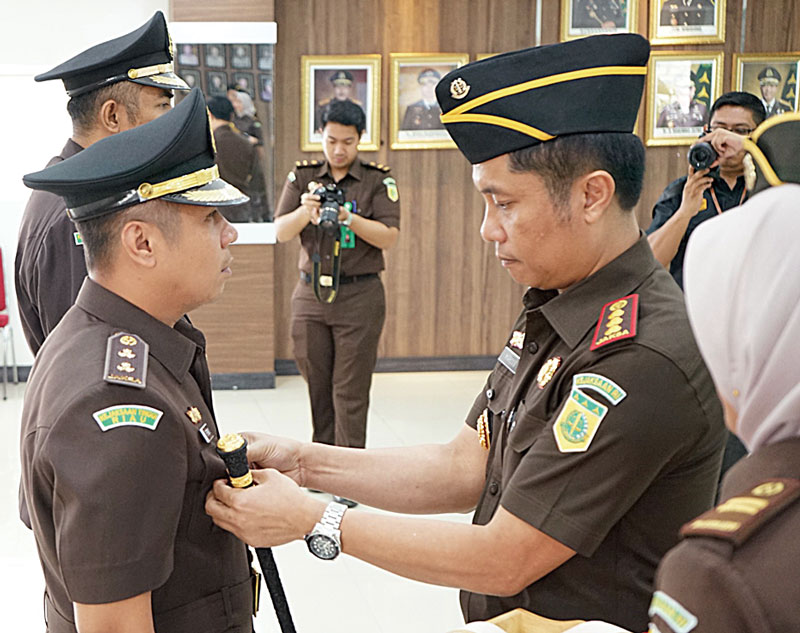 Kajari Pekanbaru Marcos MM Simaremare melantik Effendy Zarkasyi sebagai Kasi Intel dan Hari Naurianto sebagai Kasi Perdata dan Tata Usaha Negara (Datun) di Kejari Pekanbaru, Kamis (25/7/2024).