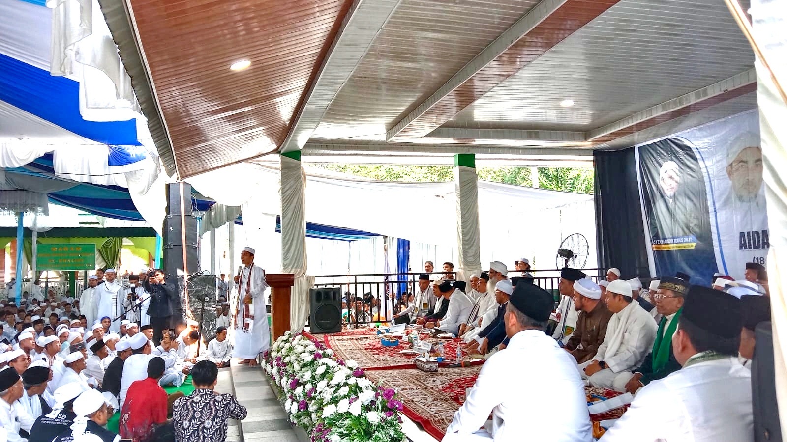 Ustaz Abdul Somad menyampaikan tausiah agama dengan semangat dalam acara Haul Syekh Aidarus Abdul Ghany ke 36 di Ponpes Darussalam Saran Kecamatan Kabun, Rabu (24/7/2024).