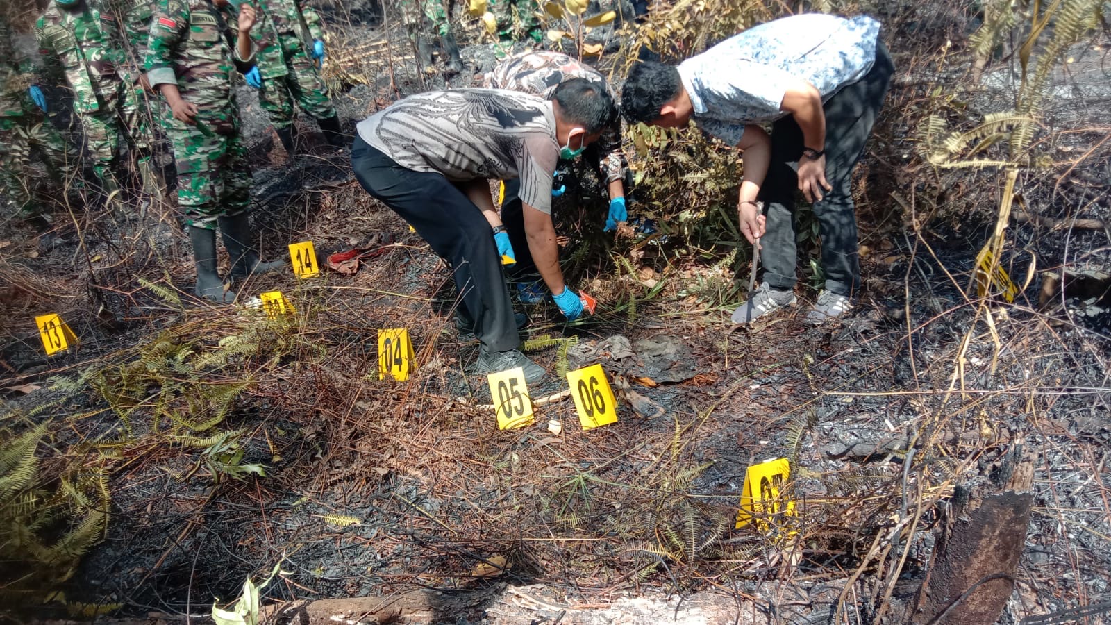 Tim Inafis Polres Kampar olah TKP di lokasi penemuan mayat yang tulang belulang di belakang lapangan tembak Batalyon 132/BS Desa Salo Kecamatan Salo, Kabupaten Kampar.
