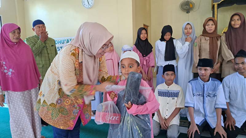 Pihak PT KPI Unit Dumai menyerahkan bantuan kepada anak dari Panti Asuhan Astuti, Kelurahan Bukit Batrem, Kecamatan Dumai Timur, Kota Dumai.
