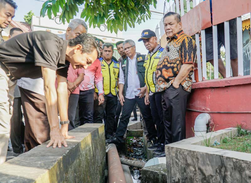Pj Gubernur Riau SF Hariyanto meninjau kondisi jalan dan parit di Jalan Lembaga Pemasyarakatan Pekanbaru, Kamis (25/7/2024).