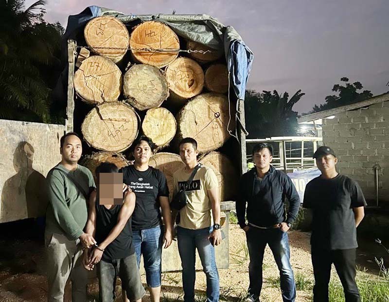 Tim Opsnal Ditreskrimsus Polda Riau saat mengamankan pelaku beserta barang bukti hasil illegal loging, Selasa (23/7/2024).