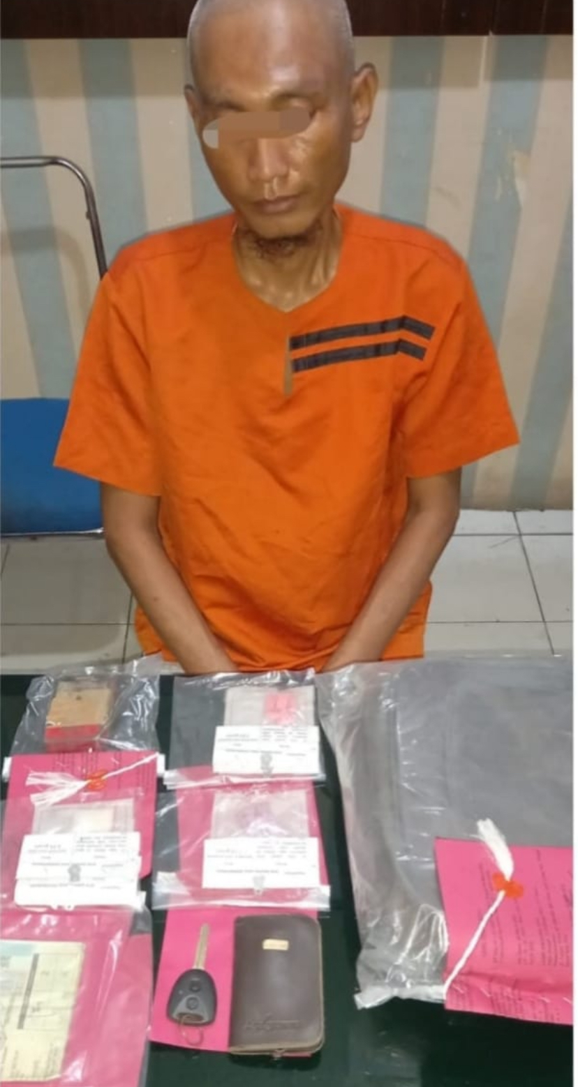 Pelaku perantara jual beli diduga sabu berinisial Mhd alias Amat bersama barang bukti.
