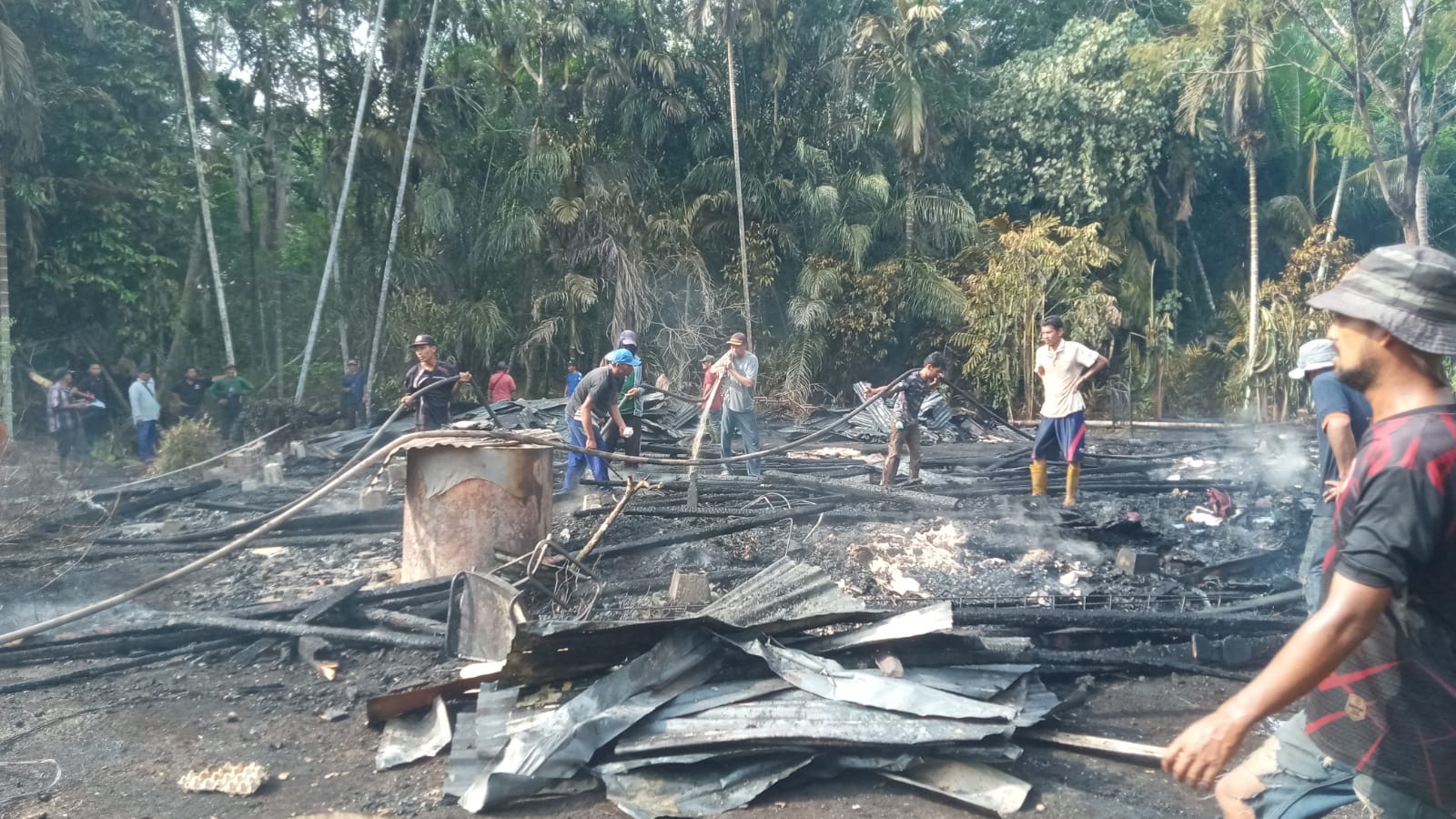 Rumah nenek Tumi (86) warga Desa Kembung Luar, Kecamatan Bantan ludes terbakar dan rata dengan tanah, Jumat (26/7/2024) siang.