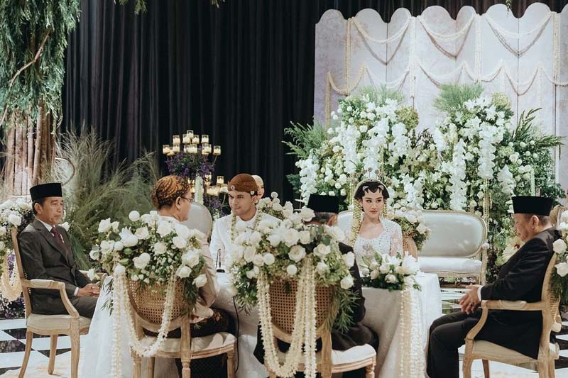 Presiden Joko Widodo (kiri) dan Ketua MPR RI Bambang Soesatyo (kanan) saat menjadi saksi pernikahan Aaliyah Massaid dan Thariq Halilintar di Hotel Raffles, Jakarta Selatan.