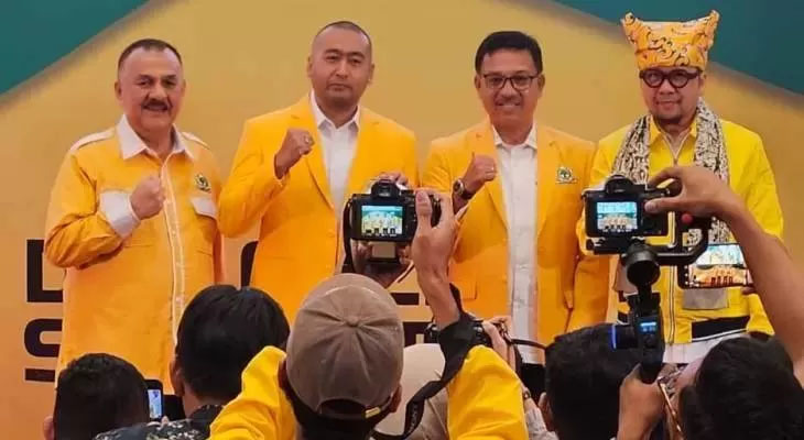 Wagub Sumbar Audy Joinaldy (dua dari kiri) resmi bergabung dengan Partai Golkar.