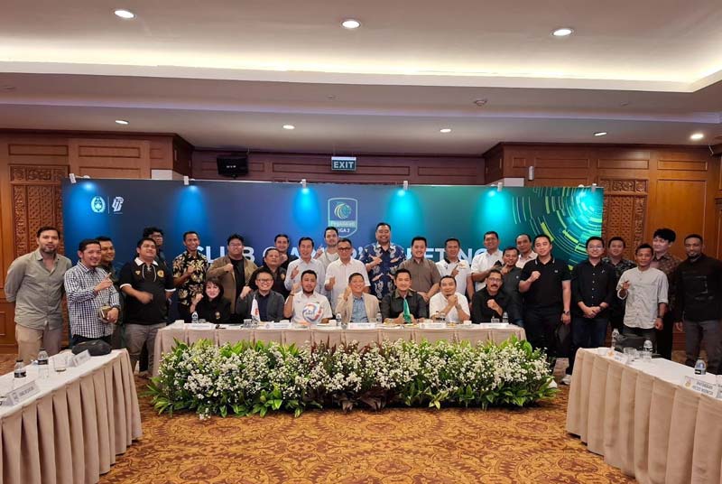 PT Liga Indonesia Baru (PT LIB) foto bersama perwakilan klub saat menggelar manager meeting penyelenggaraan kompetisi Liga 2 2024-2025 di Jakarta.