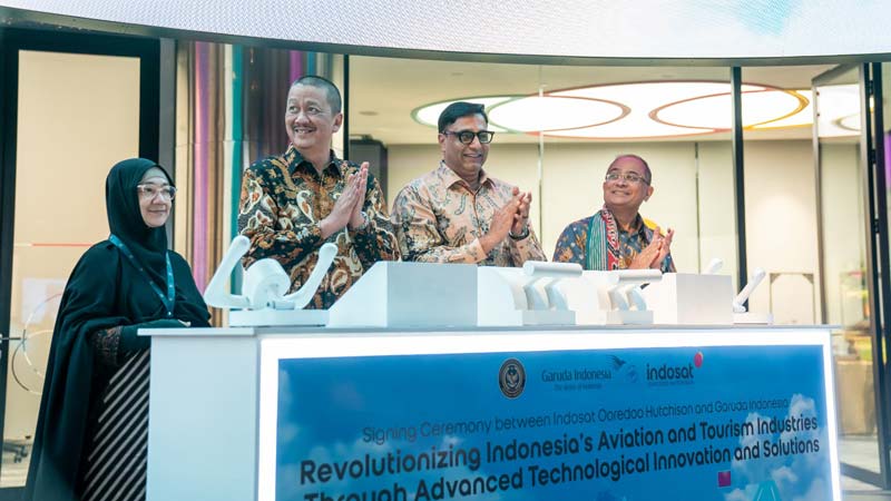 Pihak Indosat dan Garuda Indonesia foto bersama usai&nbsp;penandatanganan komitmen kerja sama di Kantor Pusat Indosat Ooredoo Hutchison, Jakarta, belum lama ini.