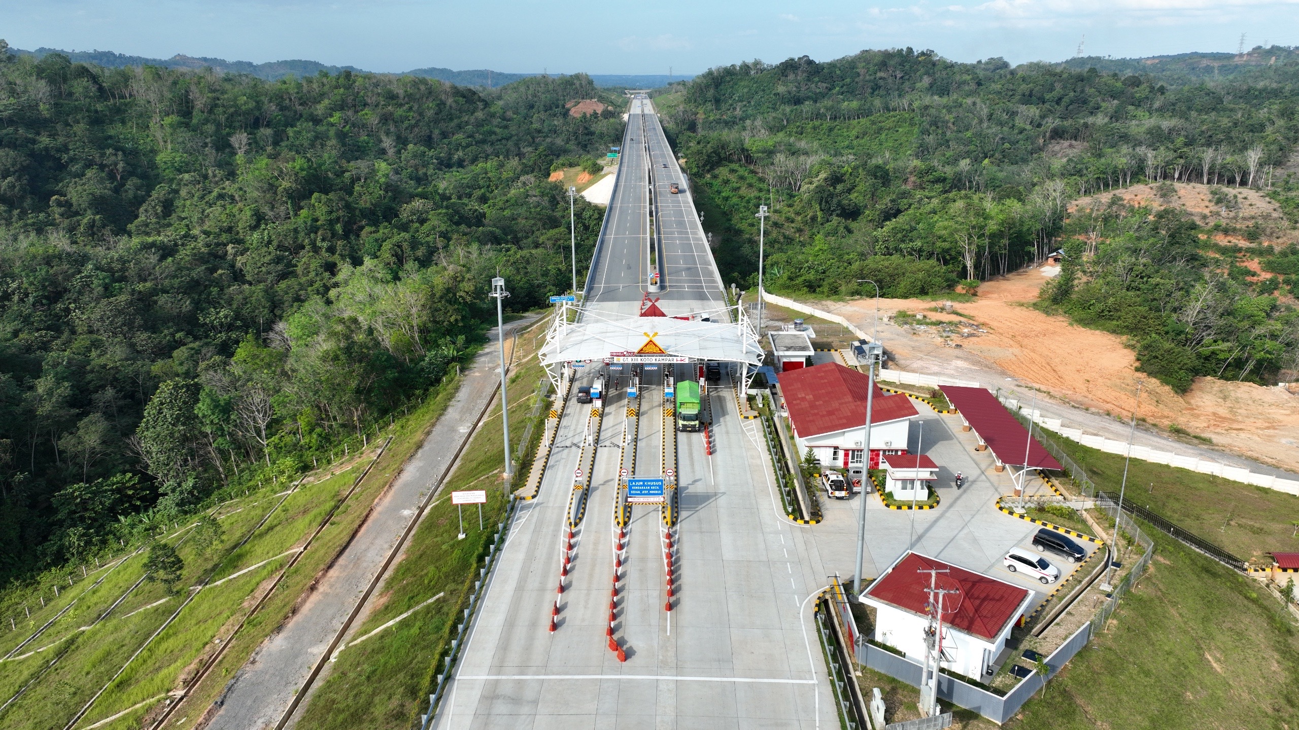 Gerbang Tol XIII Koto Kampar ruas Tol Pekanbaru-Padang seksi Pekanbaru-Bangkinang-XIII Koto Kampar mulai berbayar tanggal 30 Juli 2024.