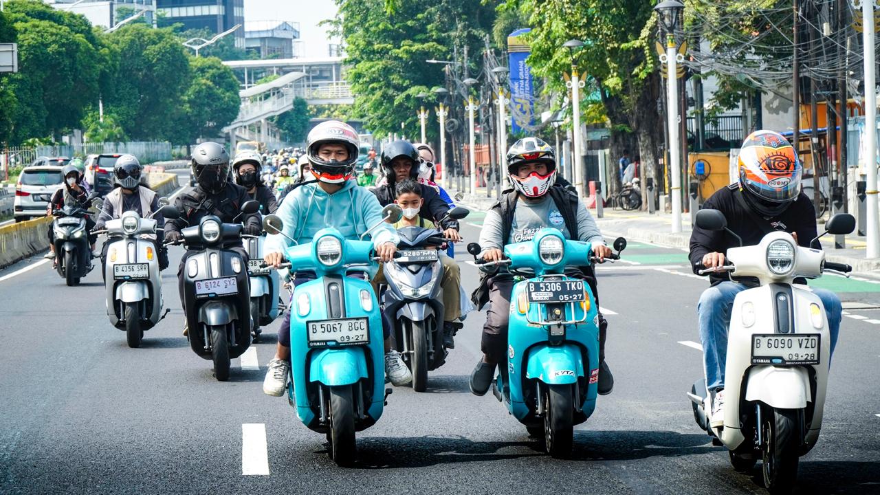Berkendara tetap stylish dan fashionable dengan Yamaha Fazzio di kepadatan lalu lintas.