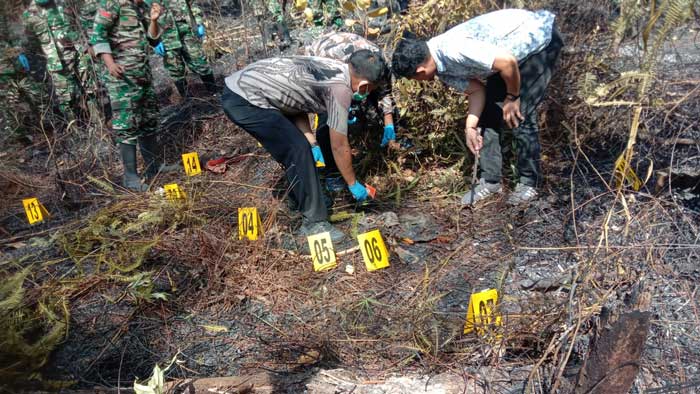 Tim Inafis Polres Kampar olah TKP di lokasi penemuan mayat yang tulang belulang di belakang lapangan tembak Batalyon 132/BS Desa Salo Kecamatan Salo, Kabupaten Kampar, Jumat (26/7/2024).