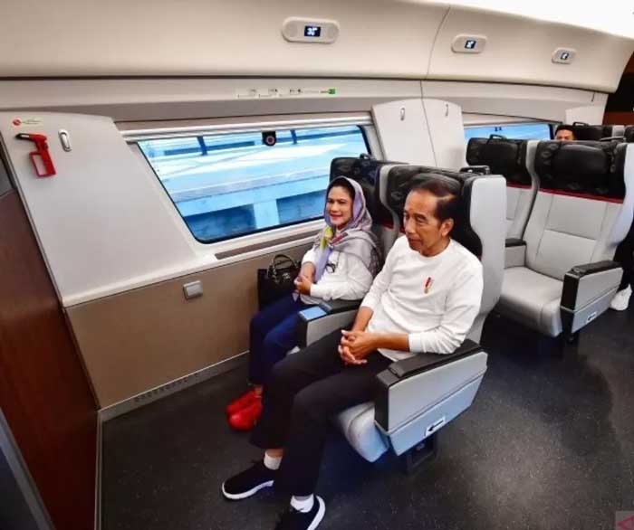 Presiden RI Joko Widodo dan Ibu Negara Iriana Jokowi di dalam kereta Whoosh di Jakarta, Jumat (19/7/2024).