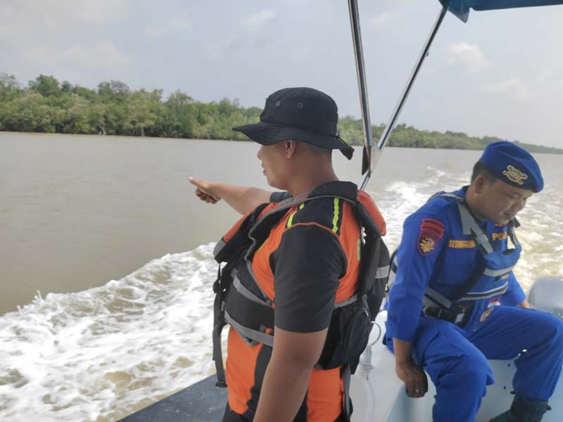 Personel Unit SAR Bagansiapiapi menunjukkan area pencarian korban diserang buaya di Sungai Rokan, Bagansiapiapi, Rokan Hilir, Ahad (28/7/2024).