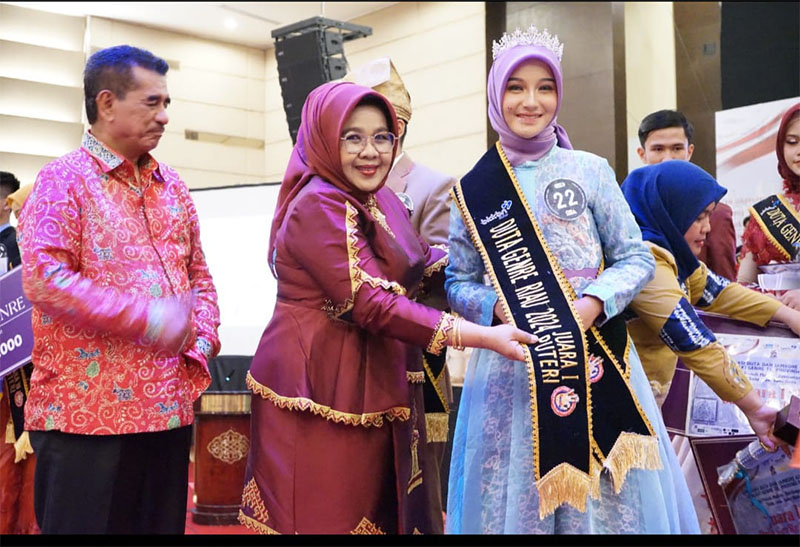 Kepala Perwakilan BKKBN Riau Mardalena Wati Yulia memasang selempang pemenang duta genre, kemarin.