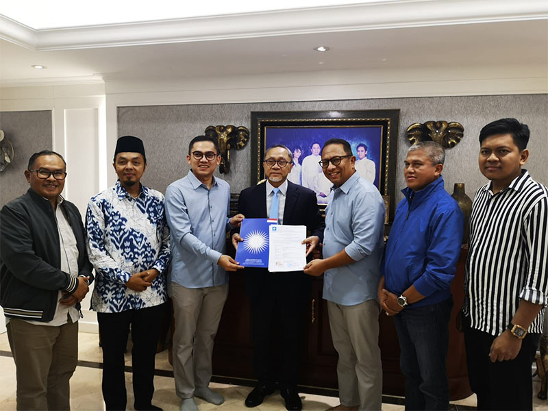 Ketua Umum DPP PAN Zulkifli Hasan menyerahkan SK dukungan kepada Yuyun Hidayat-Edwin Pratama Putra untuk maju Pilkada Kampar 2024 di di Jakarta, Jumat malam (26/7/20)