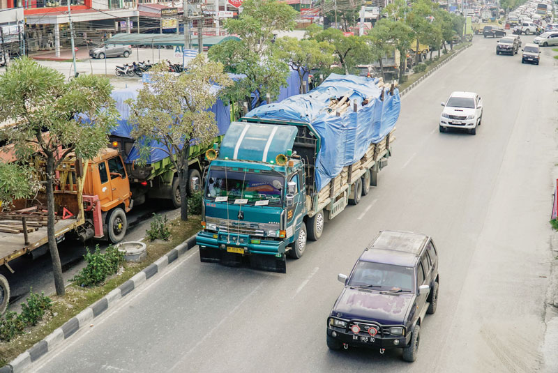 Truk&nbsp;bertonase&nbsp;berat&nbsp;masih melintasi Jalan HR Soebrantas pada siang hari, beberapa hari lalu. Truk angkutan barang hanya dibolehkan melintasi jalan dalam kota mulai pukul 22.00 WIB sampai 05.00 WIB
