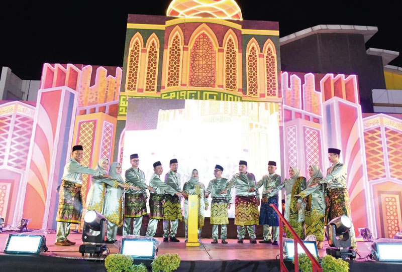 Bupati Bengkalis Kasmarni menekan sirene pembukaan MTQ ke-20 tingkat Kecamatan Pinggir di Astaka Utama, halaman Kantor Camat Pinggir, Sabtu (27/7/2024) malam.