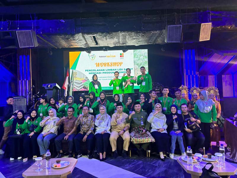 Pihak Asosiasi Samade berfoto bersama peserta workshop pengolahan limbah lidi sawit menjadi produk ekonomis, yang digelar di salah satu hotel di Pekanbaru, belum lama ini.