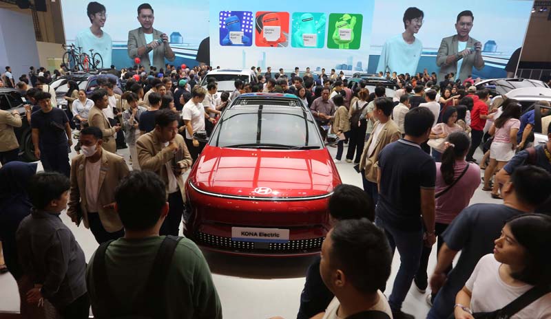 Suasana hari terakhir Gaikindo Indonesia International Auto Show (GIIAS) 2024 di ICE, BSD City, Tangerang, Ahad (28/7/2024).