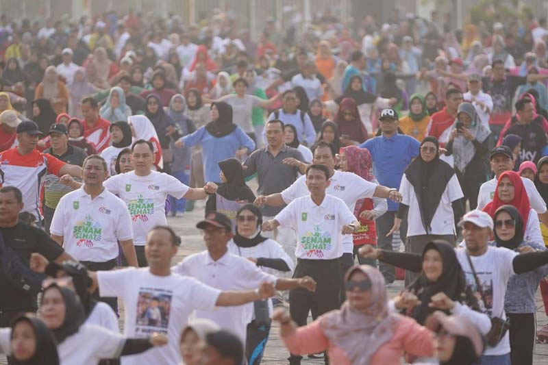 Pj Sekdaprov Riau Indra SE mengikuti senam sempena HUT ke-67 Riau di halaman Kantor Gubernur Riau, Ahad (28/7/2024).