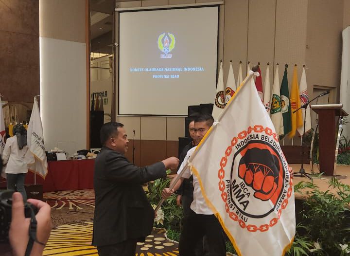 Penyerahan bendera Pengrov IBCA MMA Riau menandai IBCA MMA sebagai cabor keanggotaan KONI pada Rakerprov KONI Riau di Pekanbaru, Jumat (26/7/2024) lalu.