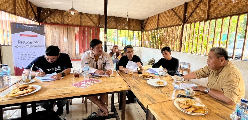 Suasana diskusi dan bedah cerpen-cerpen Alvi Puspita di Warung 369 Pekanbaru, Ahad (28/7/2024).