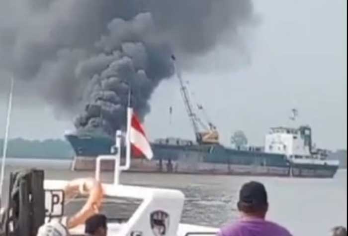 kapal tangker terbakar di Perairan Selat Air Hitam, Kabupaten Kepulauan Meranti.