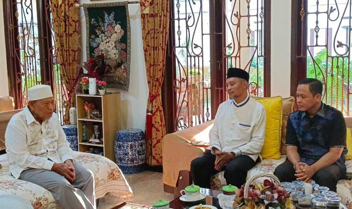 Mantan Gubernur Riau Saleh Djasit saat bersilaturahmi bersama Balon Walikota Pekanbaru Agung Nugroho dan Ayat Cahyadi di kediaman Saleh Djasit di Pekanbaru, Senin (29/7/2024).