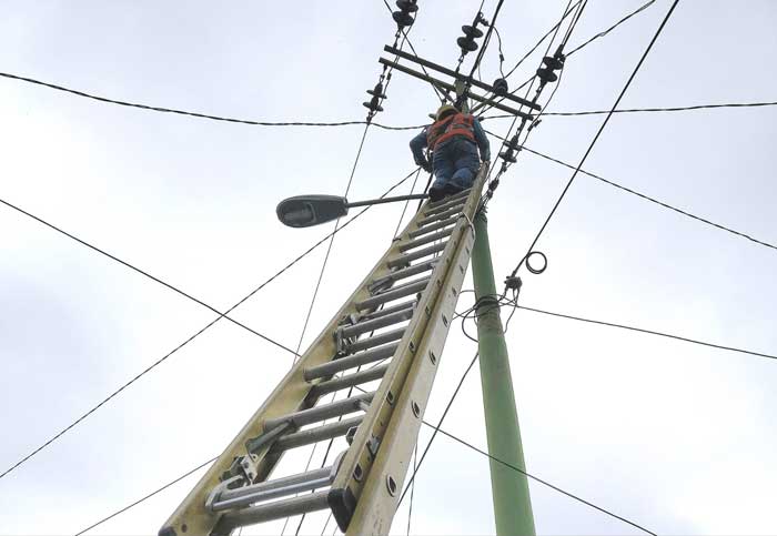 Salah seorang petugas layanan teknis PT PLN Selatpanjang lakukan perbaikan jaringan di Kabupaten Kepulahan Meranti.