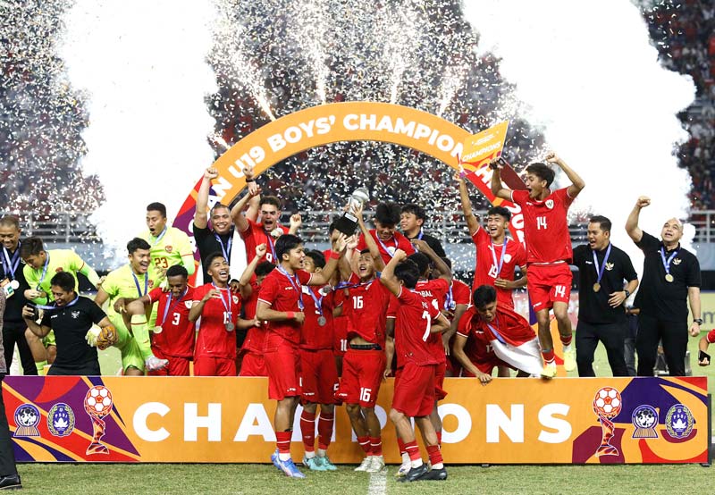 Pemain Indonesia melakukan selebrasi usai penyerahan trofi juara Piala AFF U-19 2024 di Stadion Gelora Bung Tomo, Surabaya, Senin (29/7/2024).
