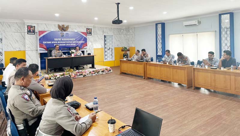 Kasat Lantas Polres Siak AKP Fandri SH melaksanakan rapat koordinasi pencegahan kecelakaan lalu lintas di jalan tol di aula Tribrata Polres Siak.