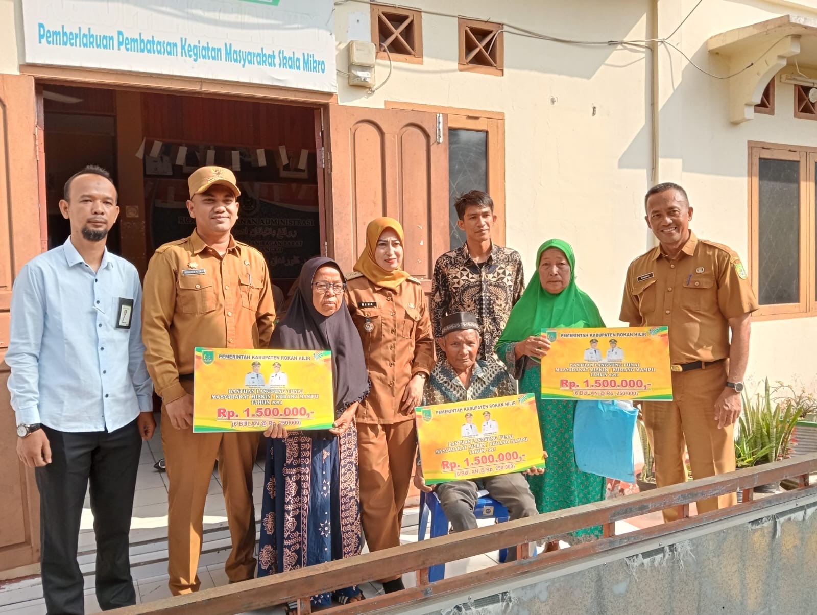 Penyaluran Bantuan Langsung Tunai (BLT) dari pemerintah daerah Rokan Hilir (Rohil) mulai digulirkan.